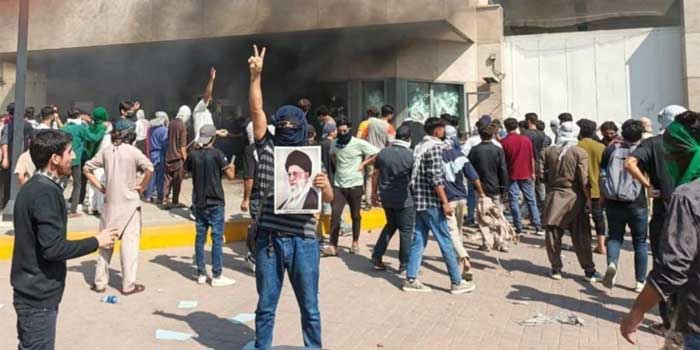 ഇറാൻ ആക്രമണത്തിൽ അമേരിക്കയ്ക്കെതിരെ തിരിഞ്ഞ് പാക്കിസ്ഥാൻ, യുഎസ് എംബസി ഓഫിസിന് തീയിട്ടു!! പ്രതിഷേധക്കാരെ നീക്കാൻ കണ്ണീർ വാതകപ്രയോഗം, ഇറാനെതിരെ യുഎസും ഇസ്രയേലും നടത്തുന്ന “അനാവശ്യമായ ആക്രമണങ്ങളെ” ശക്തമായി അപലപിച്ച് പാക് ഉപപ്രധാനമന്ത്രി- Video