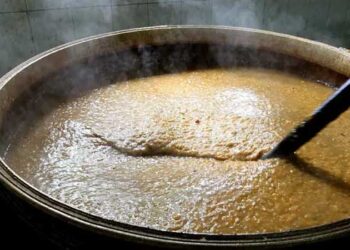 ഔസേപ്പിതാവിന്റെ തിരുനാളിന് നേർച്ചപ്പായസം നല്കിയില്ല, വിളമ്പുകാരനെ കല്ലുകൊണ്ടിടിച്ചു, വീട്ടിൽ ചെന്ന് അമ്മയേയും സഹോ​ദരിയേയും ഭീഷണിപ്പെടുത്തി, പാത്രങ്ങൾ തട്ടിമറിച്ച് യുവാവ്- കേസെടുത്ത് പോലീസ്