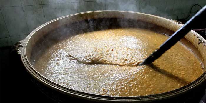 ഔസേപ്പിതാവിന്റെ തിരുനാളിന് നേർച്ചപ്പായസം നല്കിയില്ല, വിളമ്പുകാരനെ കല്ലുകൊണ്ടിടിച്ചു, വീട്ടിൽ ചെന്ന് അമ്മയേയും സഹോ​ദരിയേയും ഭീഷണിപ്പെടുത്തി, പാത്രങ്ങൾ തട്ടിമറിച്ച് യുവാവ്- കേസെടുത്ത് പോലീസ്