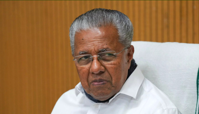 നാവിന് എല്ലില്ലാത്തയാൾ പറയുന്നത് ഇവിടെ വന്ന് ചോദിക്കരുത്, വർഗീയതയുമായി ഒരു വിട്ടുവീഴ്ചയുമില്ല, എസ്ഡിപിഐയെ കുറിച്ച് താൻ അല്ല മറുപടി പറയേണ്ടത് , അവരോട് പോയി ചോദിക്ക്, മാധ്യമ പ്രവര്ത്തകരോട് ക്ഷുഭിതനായി പിണറായി വിജയന്