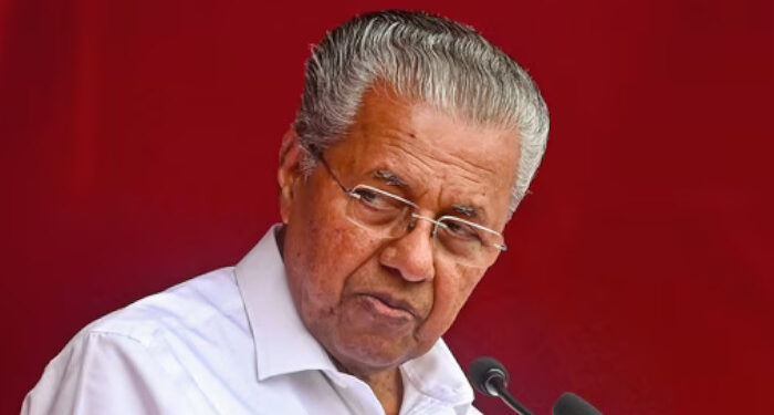 ഗോൾവാൾക്കറുടെ ഫോട്ടോയ്ക്കു മുന്നിൽ താണുവണങ്ങി വിളക്കു കൊളുത്തിയത്  ഏത് ഡീൽ ആയിരുന്നു??  തെരഞ്ഞെടുപ്പിന്റെ തൊട്ടുമുമ്പായിരുന്നു വി ഡി സതീശന്റെ ഈ പൂവിട്ടു പൂജിക്കല്‍, ഇതിനെപ്പറ്റി ചോദിച്ചാല്‍  മറ്റൊരു പരിപാടി പറഞ്ഞ് രക്ഷപ്പെടുന്നത് സ്ഥിരം പരിപാടി,    പറവൂരിലെ ഡീൽ എന്തായിരുന്നുവെന്ന് പ്രതിപക്ഷ നേതാവ് വ്യക്തമാക്കണമെന്ന് മുഖ്യമന്ത്രി