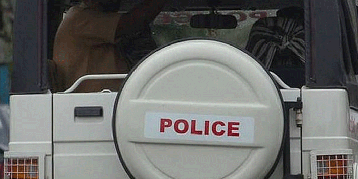 ക്ഷേത്രത്തിൽ  മെഡിക്കൽ കോളേജ് ജീവനക്കാരന്റെ അശ്ലീല പ്രകടനം; തടഞ്ഞപ്പോൾ  സർജിക്കൽ ബ്ലേഡ് ഉപയോഗിച്ച് കഴുത്തും കൈത്തണ്ടയും മുറിച്ചു