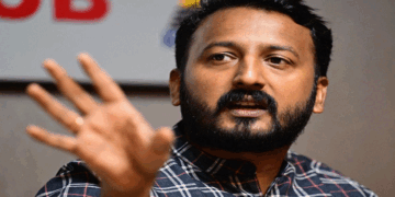 ‘പ്രായപൂര്‍ത്തി ആകാത്ത ഇരയുള്‍പ്പടെ 10 ഓളം ഇരകളെ രാഹുല്‍ മാങ്കൂട്ടത്തില്‍ പീഡിപ്പിച്ചിട്ടുണ്ട്; സൈക്കോപാത്തായ അയാൾക്ക് സാമൂഹ്യ വിരുദ്ധ സംഘങ്ങളുമായി ബന്ധമുണ്ട്‘ – ആദ്യപരാതിക്കാരി  സുപ്രീംകോടതിയില്‍