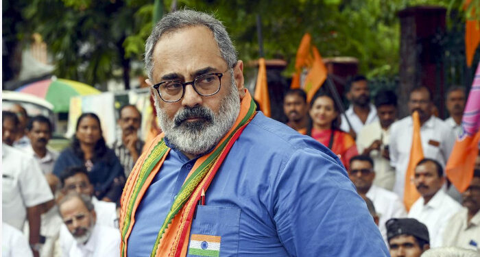 ഏതൊക്കെ മന്ത്രിമാര്‍ വരണമെന്ന് തീരുമാനിക്കേണ്ടത് മുഖ്യമന്ത്രിയാണ്. താൻ അല്ല പ്രോട്ടോക്കോള്‍ തീരുമാനിക്കുന്നത്, മരുമകന് വരണമെന്ന് നിര്‍ബന്ധമുണ്ടെങ്കില്‍ നേരത്തെ അറിയിക്കണമായിരുന്നു, മനപ്പൂര്‍വം വിവാദം സൃഷ്ടിക്കാനാണ് സര്‍ക്കാര്‍ ശ്രമിക്കുന്നതെന്ന് രാജീവ് ചന്ദ്രശേഖര്‍