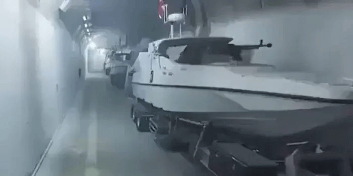 ‘ഞങ്ങൾ പറയുന്നതെല്ലാം വെറും വീമ്പിളക്കലാണെന്ന് പറയുന്നവർക്കുള്ള മറുപടി ഇതാ, ഹോർമൂസ് കടക്കാൻ മുതിരരുത്’; ഭൂ​ഗർഭ മിസൈൽ സിറ്റിയിലെ അത്യാധുനീക നാവിക ചാവേർ ആയുധ ശേഖര ദൃശ്യങ്ങൾ പുറത്തുവിട്ട് ഇറാൻ