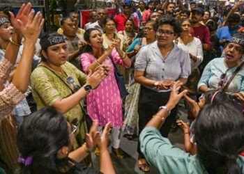 ‘നാളെ എന്റെ ഗതി ഒരു സ്ത്രീക്കും വരരുത്, പശ്ചിമ ബംഗാളിലെ സ്ത്രീ സുരക്ഷയ്ക്ക് വേണ്ടിയാണ് താൻ മത്സരിക്കുന്നത്, പശ്ചിമ ബം​ഗാളിൽ നിന്ന് തൃണമൂലിനേയും മമതയേയു പിഴുതെറിയാനാണ് ഞാൻ ബിജെപിക്ക് ഒപ്പം ചേർന്നത്’!! ആർജി കർ ആശുപത്രിയിൽ ലൈംഗിക പീഡനത്തിനിരയായി കൊല്ലപ്പെട്ട യുവ ഡോക്ടറുടെ അമ്മ ബിജെപി സ്ഥാനാർഥി