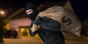 ചേട്ടാ, 500ന്റെ കെട്ട് മാത്രമേ എടുത്തിട്ടുള്ളേ… വീട്ടുകാർ ചെടിച്ചട്ടിക്കു പിന്നിൽ താക്കോലുവച്ച് പള്ളിപ്പെരുന്നാളിന് പോയി, കള്ളൻ നൈസായി അകത്തുകേറി 16 ലക്ഷം അടിച്ചു മാറ്റി താക്കോൽ എടുത്തിടത്ത് തന്നെ വച്ചു, വീട്ടുകാർ മോഷണം അറിഞ്ഞത് രണ്ടു ദിവസത്തിനു ശേഷം