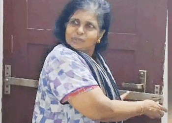 ‘നീ നിൽക്ക്, ഇപ്പം വരുമെടാ പോലീസ്‘; പുലർച്ചെ 2 മണിയ്ക്ക് വീട്ടിൽ കയറിയ കള്ളനെ പായിച്ച് 65 കാരി; പമ്മിയെത്തിയ മോഷ്ടാവ്  സ്ഥലം കാലിയാക്കി