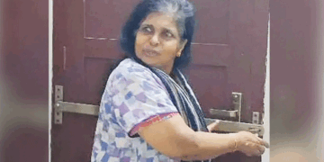 ‘നീ നിൽക്ക്, ഇപ്പം വരുമെടാ പോലീസ്‘; പുലർച്ചെ 2 മണിയ്ക്ക് വീട്ടിൽ കയറിയ കള്ളനെ പായിച്ച് 65 കാരി; പമ്മിയെത്തിയ മോഷ്ടാവ് സ്ഥലം കാലിയാക്കി