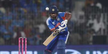 സഞ്ജുവിന്റെ ആ ക്യാച്ച് നഷ്ടപ്പെടുത്തിയതിന് ആർച്ചർക്കു പകരം കൊടുക്കേണ്ടി വന്നത് 14 റൺസ്!!  4,6… ആർച്ചറെ അതിർത്തി കടത്തി വെ‌ടിക്കെട്ടിന് തുടക്കമിട്ട് സഞ്ജു… അഭിഷേക് വീണ്ടും നിരാശപ്പെടുത്തി, 9 റൺസെടുത്ത് പുറത്ത്, പ്ലേയിങ് ഇലവനിൽ മാറ്റമില്ല, സ്കോർ ഇന്ത്യ: 55-1