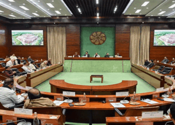 ഇന്ധന ലഭ്യതയുടെ കാര്യത്തിൽ യാതൊരു ആശങ്കയുടെയും ആവശ്യമില്ലെന്ന് കേന്ദ്രസർക്കാർ; ‘ഊർജ്ജ സുരക്ഷിതത്വം ഉറപ്പാക്കിയിട്ടുണ്ട്; കൂടുതൽ ഇന്ധന കപ്പലുകൾ ഉടനെത്തും‘