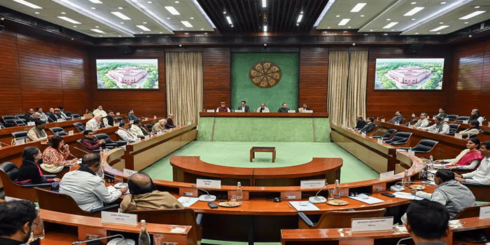 ഇന്ധന ലഭ്യതയുടെ കാര്യത്തിൽ യാതൊരു ആശങ്കയുടെയും ആവശ്യമില്ലെന്ന് കേന്ദ്രസർക്കാർ; ‘ഊർജ്ജ സുരക്ഷിതത്വം ഉറപ്പാക്കിയിട്ടുണ്ട്; കൂടുതൽ ഇന്ധന കപ്പലുകൾ ഉടനെത്തും‘