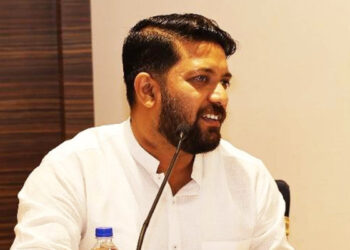 ആരോഗ്യമേഖലയെ നന്നാക്കുന്നതിന് പിണറായി വിജയന്റെ പരസ്യബോര്‍ഡ് വെയ്ക്കുന്ന പണം വേണ്ടിയിരുന്നില്ല,  ബാലുശ്ശേരി മുതല്‍ പേരാമ്പ്ര വരെ വെച്ച ഫ്‌ളക്‌സിന്റെ പണം ഉണ്ടായിരുന്നെങ്കില്‍ ഹര്‍ഷീനയ്ക്ക് നഷ്ടപരിഹാരം നല്‍കാമായിരുന്നു, പിണറായി വിജയന്‍ വെറും പി ആര്‍ വിജയന്‍ ആയി മാറിയെന്ന് ഷാഫി പറമ്പില്‍ എം പി