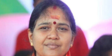 ഷാഫി പറമ്പിലിന്റെ സർട്ടിഫിക്കറ്റ് ഒന്നും എനിക്ക് വേണ്ട…  ഇയാളല്ലേ രാഹുൽ മാങ്കൂട്ടത്തിലിന്റെയും ഇപ്പോള്‍ പിടിയിലായ  ഈ മുൻസിപ്പൽ കൗൺസിലറുടെയും ആശാന്‍, ഷാഫി നല്ലവനാണെങ്കിൽ കൂടെ നിൽക്കുന്നവർ നല്ലവരാകില്ലേ?ഇവിടുത്തെ അമ്മമാർക്കും സ്ത്രീകൾക്കും വേണ്ടി പോരാടാന്‍ ഞാനേ ഉണ്ടായിരുന്നുള്ളൂ, ഷാഫിയെ ഇവിടെ ആരും കണ്ടിട്ടില്ല, 24 മണിക്കൂറും ജനങ്ങള്‍ക്ക് വേണ്ടി പ്രവര്‍ത്തിക്കുന്ന സേവികയാണ് ഞാന്‍-  ശോഭാ സുരേന്ദ്രന്‍