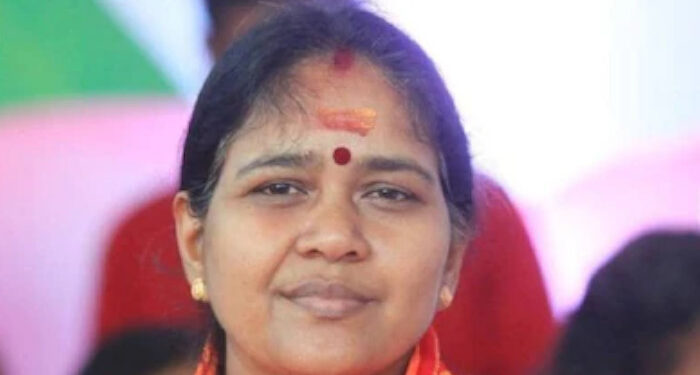 ഷാഫി പറമ്പിലിന്റെ സർട്ടിഫിക്കറ്റ് ഒന്നും എനിക്ക് വേണ്ട…  ഇയാളല്ലേ രാഹുൽ മാങ്കൂട്ടത്തിലിന്റെയും ഇപ്പോള്‍ പിടിയിലായ  ഈ മുൻസിപ്പൽ കൗൺസിലറുടെയും ആശാന്‍, ഷാഫി നല്ലവനാണെങ്കിൽ കൂടെ നിൽക്കുന്നവർ നല്ലവരാകില്ലേ?ഇവിടുത്തെ അമ്മമാർക്കും സ്ത്രീകൾക്കും വേണ്ടി പോരാടാന്‍ ഞാനേ ഉണ്ടായിരുന്നുള്ളൂ, ഷാഫിയെ ഇവിടെ ആരും കണ്ടിട്ടില്ല, 24 മണിക്കൂറും ജനങ്ങള്‍ക്ക് വേണ്ടി പ്രവര്‍ത്തിക്കുന്ന സേവികയാണ് ഞാന്‍-  ശോഭാ സുരേന്ദ്രന്‍