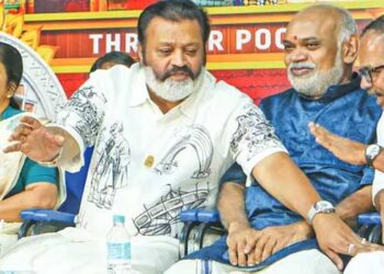 അരിയെത്രയെന്ന് ചോദിച്ചപ്പോൾ പയറഞ്ഞാഴിയെന്ന് കേന്ദ്രമന്ത്രി!! പാചകവാതക പ്രതിസന്ധി ചൂണ്ടിക്കാട്ടിയപ്പോൾ മറുപടി ഇങ്ങനെ- ‘പരിപാവനമായൊരു സന്ദർഭത്തെ ഇത്തരത്തിൽ രാഷ്ട്രീയവത്കരിക്കുന്നത് ശരിയല്ല, പാചകവാതകം ഇല്ലെങ്കിൽ കളക്ടറെ അറിയിക്കണം, ‘സാമ്രാജ്യം’ എന്ന വാക്കുപയോഗിച്ച് മനോനില കെടുത്താമെന്ന് ഒരു രാഷ്ട്രീയ പ്രത്യയശാസ്ത്രവും വിചാരിക്കേണ്ടാ, അതിലൂടെ നിങ്ങളുടെ നാശത്തിനാവും ചിതയൊരുങ്ങുക’…