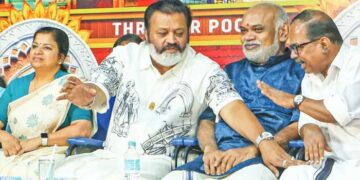 അരിയെത്രയെന്ന് ചോദിച്ചപ്പോൾ പയറഞ്ഞാഴിയെന്ന് കേന്ദ്രമന്ത്രി!! പാചകവാതക പ്രതിസന്ധി ചൂണ്ടിക്കാട്ടിയപ്പോൾ മറുപടി ഇങ്ങനെ- ‘പരിപാവനമായൊരു സന്ദർഭത്തെ ഇത്തരത്തിൽ രാഷ്ട്രീയവത്കരിക്കുന്നത് ശരിയല്ല, പാചകവാതകം ഇല്ലെങ്കിൽ കളക്ടറെ അറിയിക്കണം, ‘സാമ്രാജ്യം’ എന്ന വാക്കുപയോഗിച്ച് മനോനില കെടുത്താമെന്ന് ഒരു രാഷ്ട്രീയ പ്രത്യയശാസ്ത്രവും വിചാരിക്കേണ്ടാ, അതിലൂടെ നിങ്ങളുടെ നാശത്തിനാവും ചിതയൊരുങ്ങുക’…