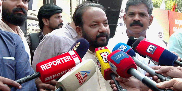 ‘റിയാസിന് പരാതിയുണ്ടെങ്കിൽ അമ്മായപ്പനോട് പറയട്ടെ; മുഖ്യമന്ത്രിയുടെ വീട്ടിലുള്ള എല്ലാവരെയും ക്ഷണിക്കണോ‘: ബിജെപി സംസ്ഥാന ജനറൽ സെക്രട്ടറി എസ് സുരേഷ്; ‘ഏതൊക്കെ മന്ത്രിമാരാണ് ചടങ്ങിൽ പങ്കെടുക്കേണ്ടതെന്ന് തീരുമാനിക്കേണ്ടത് മുഖ്യമന്ത്രിയാണെന്ന്‘ രാജീവ് ചന്ദ്ര ശേഖർ