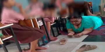 ക്ലാസ് മുറിയില്‍ ഫോണും നോക്കി കമിഴ്ന്ന് കിടന്നു, വിദ്യാര്‍ത്ഥിനികളെ കൊണ്ട് ശരീരം ചവിട്ടി തിരുമ്മിപ്പിച്ച് പ്രധാനാധ്യാപിക, വീഡിയോ വൈറലായതിനു പിന്നാലെ സസ്പെന്‍ഷന്‍, ഒടുവില്‍ എഐ വീഡിയോയാണെന്ന് പറഞ്ഞ് തടിയൂരാന്‍ ശ്രമം