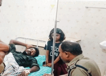 ‘ആരാടാ എന്റെ കൊച്ചിനെ വഴക്കുപറഞ്ഞത്?‘: ഒന്നാംക്ലാസിൽ പഠിക്കുന്ന മകന്റെ അധ്യാപകനെ വീട്ടിൽ കയറി ആക്രമിച്ച് രക്ഷകർത്താവ്