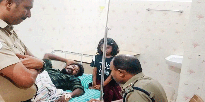 ‘ആരാടാ എന്റെ കൊച്ചിനെ വഴക്കുപറഞ്ഞത്?‘: ഒന്നാംക്ലാസിൽ പഠിക്കുന്ന മകന്റെ അധ്യാപകനെ വീട്ടിൽ കയറി ആക്രമിച്ച് രക്ഷകർത്താവ്