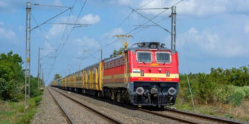 കുടുംബ വഴക്ക് തീര്‍ക്കാനെത്തിയ ഭാര്യാ സഹോദരനെ വീട്ടില്‍ പൂട്ടിയിട്ടു, പിന്നാലെ റെയില്‍വേ സ്റ്റേഷനിലെത്തി ഭാര്യയുമായി വന്‍ കലഹം, ഓടുന്ന ട്രെയിനിനു മുമ്പിലേക്ക് 36 കാരിയെ തള്ളിയിട്ട് കൊന്ന് ഭര്‍ത്താവ്, കൃത്യം നടത്തിയത് മകന്റെ കണ്‍മുമ്പില്‍ വച്ച്