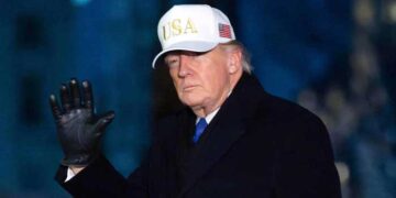 പുരയ്ക്ക് തീകൊടുത്തിട്ട്, അതിന്റെ മൂട്ടിലിരുന്ന് ബീഡിവലിക്കുന്ന ട്രംപ് തന്ത്രം!! ഡിഎഫ്സി വഴി ഇൻഷുറൻസ് പ്രഖ്യാപനം കൊണ്ട് ഉദ്ദേശിക്കുന്നതെന്ത്? നേവി എസ്കോർട്ട് പോകാൻ മാത്രം കപ്പൽ അമേരിക്കയുടെ പക്കലുണ്ടോ? ആഗോള വിപണിയിൽ എണ്ണവില 10 മുതൽ 15% ഉയരുന്നു, അമേരിക്ക പണപ്പെരുപ്പത്തിലേക്കോ? ട്രംപിന്റെ പുതിയ നീക്കങ്ങൾ ഇടക്കാല തെരഞ്ഞെടുപ്പിൽ തിരിച്ചടിക്കുമോ?