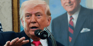 എണ്ണയും ,പ്രകൃതി  വാതക’വുമായി ബന്ധപ്പെട്ട വിലയേറിയ ഒരു വലിയ ‘സമ്മാനം’ ഇറാൻ അമേരിക്കയ്ക്ക് നൽകിയെന്ന് ട്രംപ്; ‘അതെന്താണെന്ന് ഇപ്പോൾ പറയില്ല; പക്ഷേ ഒരു ‘ക്ലൂ’ തരാം, ഹോർമൂസുമായി ബന്ധപ്പെട്ട കാര്യമാണ്’