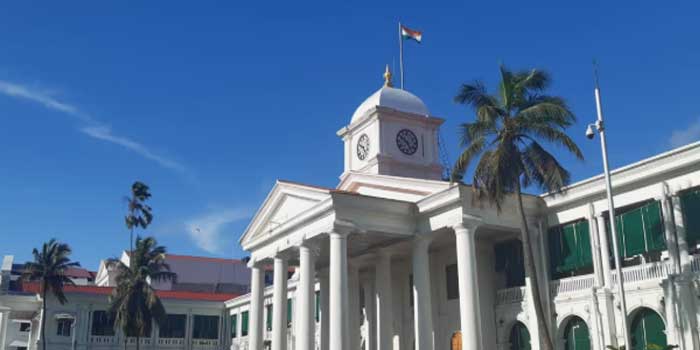 അടിച്ചു കിറുങ്ങി നേരെ കാറോടിച്ച് കയറ്റിയത് സെക്രട്ടറിയേറ്റിലേക്ക്, മൂന്നു യുവാക്കൾ പിടിയിൽ, സെക്രട്ടറിയേറ്റിന്റെ ഗേറ്റ് ശ്രദ്ധിച്ചില്ലെന്നും ഗൂഗിൾ മാപ്പ് നോക്കി വണ്ടി ഓടിച്ചപ്പോൾ തെറ്റിപ്പോയതെന്നും മൊഴി