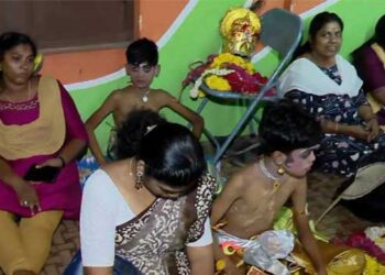 രക്ഷിതാക്കളിൽ നിന്ന് 12,000 രൂപ വീതം ക്ഷേത്രം ഭാരവാഹികൾ വാങ്ങിയിട്ട് കിടക്കാൻ സൗകര്യമൊരുക്കിയത് സ്കൂൾ വരാന്തയിലും ശുചിമുറിക്ക് സമീപം നിലത്തും, കുത്തിയോട്ടത്തിനായി കഠിന വൃതമെടുത്ത കുട്ടികൾക്ക് വയ്യെന്നു പറഞ്ഞിട്ടും തിരിഞ്ഞ് നോക്കിയില്ല, കുടിക്കാൻ നൽകിയത് ചീത്തവെള്ളം- പരാതിയുമായി മാതാപിതാക്കൾ