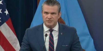 “യുദ്ധം ആരംഭിച്ചത് ഞങ്ങളല്ല, പക്ഷെ ഇറാന്റെ 47 വർഷത്തെ യുദ്ധവെറിക്കു ട്രംപ് ചുവന്ന വര വരച്ചു!! അമേരിക്കക്കാരെ കൊല്ലുകയോ, ഭീഷണിപ്പെടുത്തുകയോ ചെയ്യുന്നവരെ ഇതുപോലെ മടിയില്ലാതെ വേട്ടയാടും… ഇത് രാഷ്ട്രനിർമ്മാണത്തിനോ, ജനാധിപത്യ പ്രചാരണത്തിനോ വേണ്ടിയുള്ള യുദ്ധമല്ല, ജയിക്കാൻ വേണ്ടിയാണ് ഞങ്ങൾ പോരാടുന്നത്”- യുഎസ് പ്രതിരോധ സെക്രട്ടറി