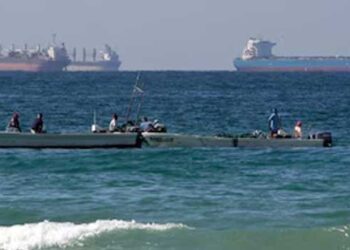 ‘ഒരു ലിറ്റർ എണ്ണ പോലും ഹോർമൂസിലൂ‍ടെ അക്കരെയെത്തില്ല’ ഐആർജിസിയുടെ വെല്ലുവിളി… തൊട്ടുപിന്നാലെ ഹോർമൂസ് കടലിടുക്കിലൂടെ പോയ എണ്ണ ടാങ്കറിന് അമേരിക്കൻ നാവികസേനയുടെ എസ്കോർട്ട്!! പിന്നാലെ എണ്ണവില 15% ഇടിഞ്ഞു