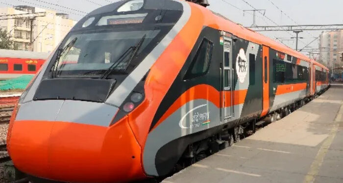 കാമുകിയുമായി വേര്‍പിരിഞ്ഞു, മനോവിഷമത്തില്‍ വന്ദേഭാരതിന് കല്ലെറിഞ്ഞ് ചില്ല് പൊട്ടിച്ചു, 19 കാരന്‍ പൊലീസ് പിടിയില്‍, ജാമ്യമില്ലാ വകുപ്പ് പ്രകാരം കേസ്