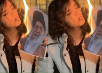 ഞങ്ങൾ നിങ്ങളുടെ കുഴിമാടത്തിൽ നൃത്തം ചെയ്യുമെന്ന് ഞാൻ പറഞ്ഞില്ലേ? ഒരു എലിയേ പോലുള്ള അവസാനം… ആഹ്ലാദപ്രടകനവുമായി ഖമനേയിയുടെ ചിത്രം കത്തിച്ച് സിഗരറ്റ് വലിച്ച യുവതി