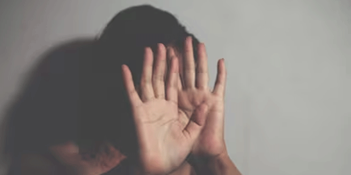 വാഹനാപകടത്തിൽ പരിക്കേറ്റ യുവതിയ്ക്ക് രക്ഷിക്കാനെത്തിയ ആളിൽ നിന്നും ലൈം​ഗീകാതിക്രമം: ‘വേദനയാൽ ഞാൻ നിലവിളിക്കുകയായിരുന്നു; നടന്നത് പുറത്തുപറയരുതെന്ന് ഭീഷണി; പിന്നീട് 25 ലക്ഷം രൂപവരെ വാ​ഗ്ദനം ചെയ്തു‘