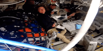 ചരിത്ര നേട്ടത്തിൽ ആർട്ടെമിസ്-2 ദൗത്യസംഘം ; ഭമിയിൽനിന്ന് ഏറ്റവും അകലേക്ക് സഞ്ചരിച്ച മനുഷ്യർ എന്ന റെക്കോഡ്!