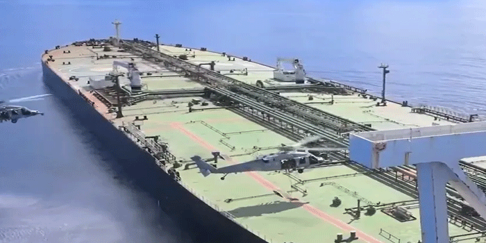 മറ്റൊരു ഇറാനിയൻ എണ്ണടാങ്കർ കൂടി അമേരിക്കൻ സൈന്യം പിടിച്ചെടുത്തു;  ഇന്ത്യൻ മഹാസമുദ്രത്തിൽ വച്ചാണ് കപ്പൽ വളഞ്ഞത്; ദൃശ്യങ്ങളും പുറത്തുവിട്ടു; ‘ ഈ നീക്കം ഇനിയും തുടരുമെന്ന്‘ യുഎസ് പ്രതിരോധ വകുപ്പ്