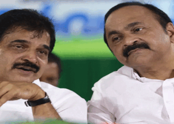 ഹൈക്കമാൻഡിന്റെ ശാസനയ്ക്ക് പുല്ലുവില; കെ.സി മുഖ്യമന്ത്രിയാകാൻ ‘കൈപ്പത്തി‘ പ്രതിഷ്ഠയുള്ള ഏമൂർ ഹേമാംബിക ക്ഷേത്രത്തിൽ കളഭം കൊണ്ട് തുലാഭാരം; സതീശനെ പിന്തുണയ്ക്കുന്നവരുടെ വക ഫ്ളെക്സും