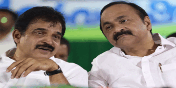 ഹൈക്കമാൻഡിന്റെ ശാസനയ്ക്ക് പുല്ലുവില; കെ.സി മുഖ്യമന്ത്രിയാകാൻ ‘കൈപ്പത്തി‘ പ്രതിഷ്ഠയുള്ള ഏമൂർ ഹേമാംബിക ക്ഷേത്രത്തിൽ കളഭം കൊണ്ട് തുലാഭാരം; സതീശനെ പിന്തുണയ്ക്കുന്നവരുടെ വക ഫ്ളെക്സും