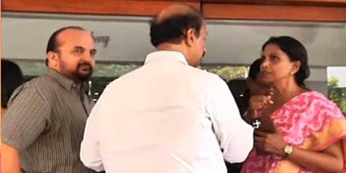 ‘പറയാനുളളത് പാർട്ടിക്കുള്ളിൽ പറയും…ഒളിഞ്ഞിരുന്ന് ദൃശ്യങ്ങൾ പകർത്തി വാർത്തയാക്കുന്നത് ലജ്ജാകരം, സഹോദരതുല്യനായ സോമനോട് സംസാരിച്ചത് സ്വകാര്യമായ കാര്യം!! തെരഞ്ഞെടുപ്പ് പ്രചാരണ പരിപാടിക്കിടെ തന്റെ പേര് പറഞ്ഞില്ല, രാജീവ് ചന്ദ്രശേഖറിന്റെ പേര്മാത്രം കേന്ദ്രമന്ത്രി ഇടയ്ക്കിടെ പറഞ്ഞുള്ളു… പരിപാടി ബഹിഷ്കരിച്ച് ഇറങ്ങിപ്പോയ ആർ ശ്രീലേഖ വിശദീകരണവുമായി രം​ഗത്ത്