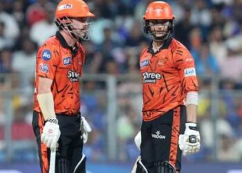 റിക്കിൾട്ടണിന്റെ സെഞ്ചുറിക്കും മുംബൈയെ രക്ഷിക്കാനായില്ല, നീലപ്പട 243 മുന്നോട്ട് വച്ചപ്പോൾ ഓറഞ്ച് പട എട്ട് പന്ത് ബാക്കിവച്ച് പുഷ്പം പോലെ മറികടന്നു!! സൺ റൈസേഴ്സിന് ആറ് വിക്കറ്റ് ജയം