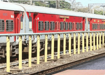 യാത്രയ്ക്കിടെ മക്കളെ ട്രെയിനിലിരുത്തി അമ്മ വെള്ളം വാങ്ങാനിറങ്ങി; ട്രെയിൻ വിട്ടുപോയി; സമയോചിത  ഇടപെടലുമായി ആർപിഎഫ് ഉദ്യോ​ഗസ്ഥൻ