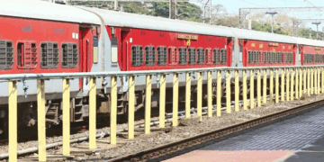 യാത്രയ്ക്കിടെ മക്കളെ ട്രെയിനിലിരുത്തി അമ്മ വെള്ളം വാങ്ങാനിറങ്ങി; ട്രെയിൻ വിട്ടുപോയി; സമയോചിത  ഇടപെടലുമായി ആർപിഎഫ് ഉദ്യോ​ഗസ്ഥൻ