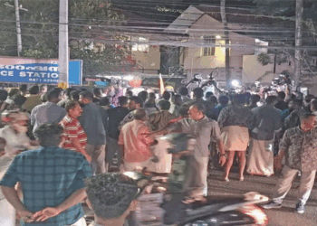 ബന്ധുക്കൾ തമ്മിലുള്ള തർക്കം സി.പി.എം- ബി.ജെ.പി സംഘർഷമായി; കൂട്ടയടി, കല്ലേറ്, ലാത്തിച്ചാർജ്; പോലീസുകാരന് പരിക്ക്
