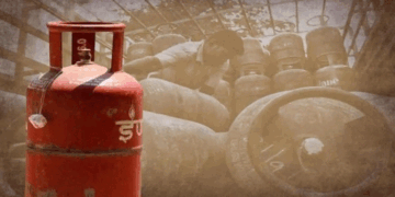 തീപിടിച്ച വില : വാണിജ്യ പാചകവാതക സിലിണ്ടറിനും പ്രീമിയം ഇന്ധനങ്ങൾക്കും വില ഉയർന്നു; റെക്കോർഡിട്ട് വിമാന ഇന്ധന വില