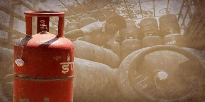 തീപിടിച്ച വില : വാണിജ്യ പാചകവാതക സിലിണ്ടറിനും പ്രീമിയം ഇന്ധനങ്ങൾക്കും വില ഉയർന്നു; റെക്കോർഡിട്ട് വിമാന ഇന്ധന വില