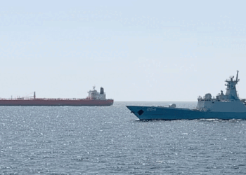 ഹോർമുസിന് അടുത്ത് നാവികവേലിയൊരുക്കി ഇന്ത്യ- പാക് യുദ്ധക്കപ്പലുകൾ! ഒമാൻ തീരത്താണ് ഈ  അപൂർവ്വ സം​ഗമം