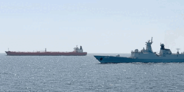 ഹോർമുസിന് അടുത്ത് നാവികവേലിയൊരുക്കി ഇന്ത്യ- പാക് യുദ്ധക്കപ്പലുകൾ! ഒമാൻ തീരത്താണ് ഈ  അപൂർവ്വ സം​ഗമം