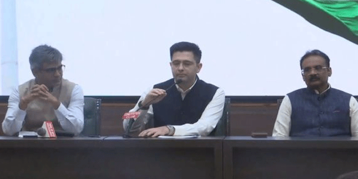 ആംആദ്മി പാർട്ടിയിൽ പൊട്ടിത്തെറി; പ്രമുഖ നേതാവ് രാഘവ് ഛദ്ദയടക്കം മൂന്ന് എംപിമാർ ബിജെപിയിലേയ്ക്ക്; ‘രൂപീകരിക്കുമ്പോൾ ഉണ്ടായിരുന്ന എല്ലാ മൂല്യങ്ങളിൽനിന്നും  പാർട്ടി അകന്നു‘