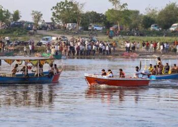 15 പേരെ ഉൾക്കൊള്ളുന്ന ബോട്ടിൽ കയറ്റിയത് മുപ്പതോളം പേരെ, കാറ്റ് വീശിയത് 31 കി.മീ. സ്പീഡിൽ, വേ​ഗത കുറയ്ക്കാൻ പറഞ്ഞി‌ട്ട് കേട്ടില്ല!!വിനോദസഞ്ചാരികളുമായി പോയ ബോട്ട് പാലത്തിൽ ഇടിച്ച് തലകീഴായി മറിഞ്ഞു, 10 പേർക്ക് ദാരുണാന്ത്യം, അപകടത്തിനു പിന്നിൽ അമിത ഭാരവും അനാസ്ഥയും,